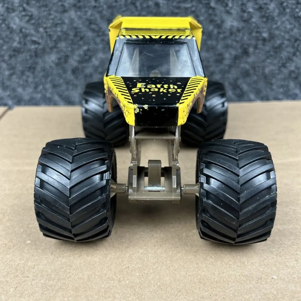 Hot Wheels Monster Jam Earth Shaker Die-Cast Truck Vehicle 1:24 Spin Master